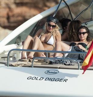 Rita Ora feet photo thumbnail