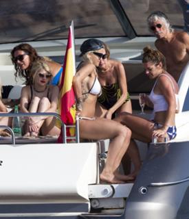 Rita Ora feet photo thumbnail