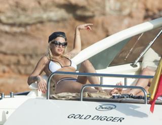 Rita Ora feet photo thumbnail