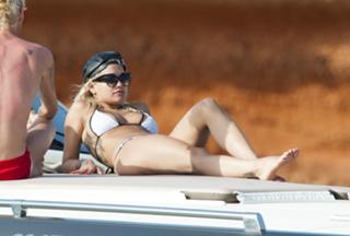 Rita Ora feet photo thumbnail