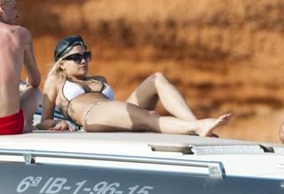 Rita Ora feet photo thumbnail