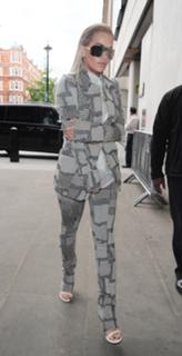 Rita Ora feet photo thumbnail