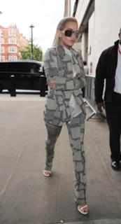 Rita Ora feet photo thumbnail