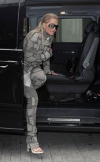 Rita Ora feet photo thumbnail