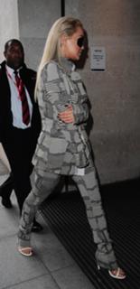 Rita Ora feet photo thumbnail