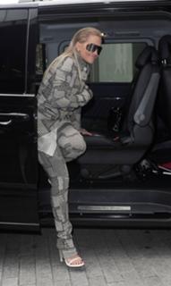 Rita Ora feet photo thumbnail