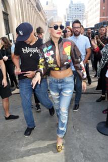 Rita Ora feet photo thumbnail