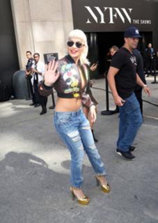 Rita Ora feet photo thumbnail