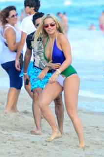 Rita Ora feet photo thumbnail