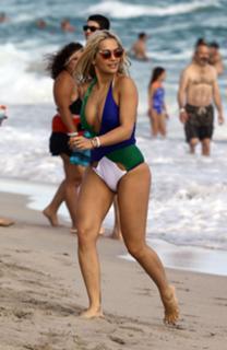 Rita Ora feet photo thumbnail