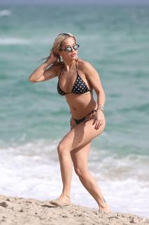 Rita Ora feet photo thumbnail