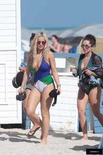 Rita Ora feet photo thumbnail
