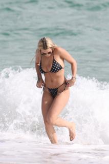 Rita Ora feet photo thumbnail