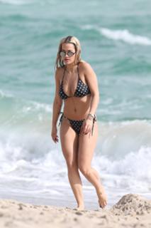 Rita Ora feet photo thumbnail