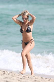 Rita Ora feet photo thumbnail