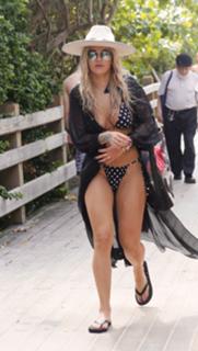 Rita Ora feet photo thumbnail