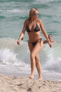 Rita Ora feet photo thumbnail