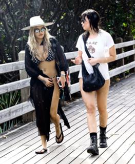 Rita Ora feet photo thumbnail