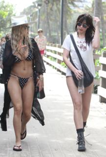 Rita Ora feet photo thumbnail