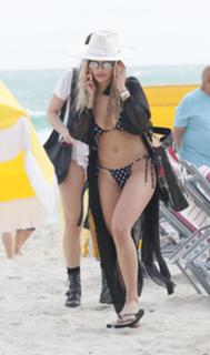 Rita Ora feet photo thumbnail