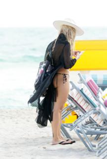Rita Ora feet photo thumbnail