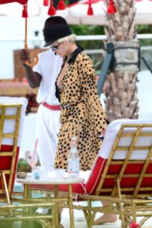 Rita Ora feet photo thumbnail