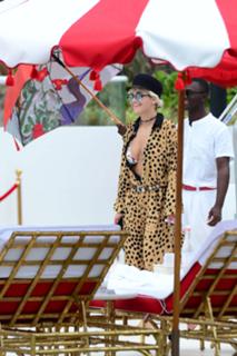Rita Ora feet photo thumbnail