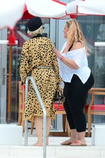 Rita Ora feet photo thumbnail