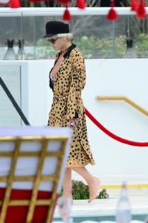 Rita Ora feet photo thumbnail