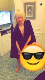 Rita Ora feet photo thumbnail