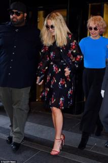 Rita Ora feet photo thumbnail
