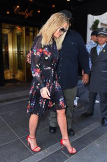 Rita Ora feet photo thumbnail