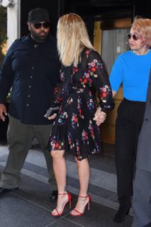 Rita Ora feet photo thumbnail