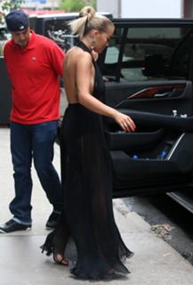 Rita Ora feet photo thumbnail
