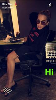 Rita Ora feet photo thumbnail