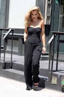 Rita Ora feet photo thumbnail
