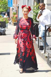 Rita Ora feet photo thumbnail