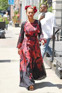 Rita Ora feet photo thumbnail