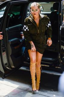 Rita Ora feet photo thumbnail