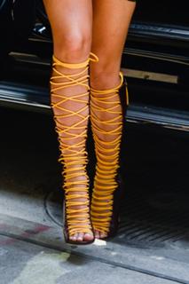 Rita Ora feet photo thumbnail