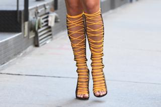 Rita Ora feet photo thumbnail