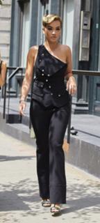 Rita Ora feet photo thumbnail