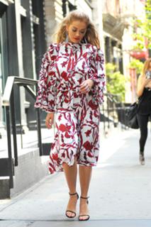 Rita Ora feet photo thumbnail