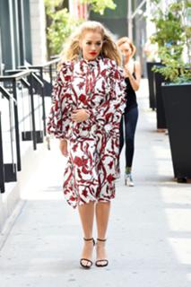 Rita Ora feet photo thumbnail