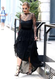 Rita Ora feet photo thumbnail