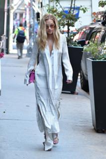 Rita Ora feet photo thumbnail