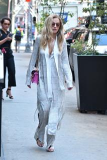 Rita Ora feet photo thumbnail