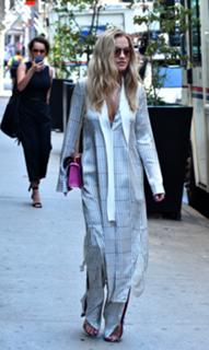 Rita Ora feet photo thumbnail