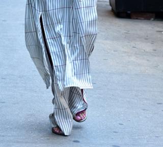 Rita Ora feet photo thumbnail