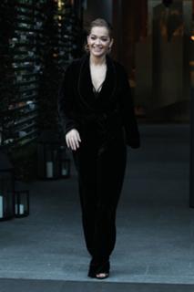 Rita Ora feet photo thumbnail